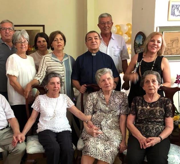 Las hermanas Cucalón García, Alfonso, Claudia, Toya, Marietta, Fernando y Clara Isabel Blanco Cucalón y el padre Alonso Sánchez.